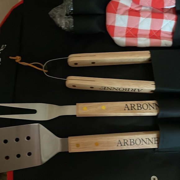 ARBONNE LOGO’D grilling set apron tools salt pepper shaker mitt NEW without tags - Picture 2 of 5